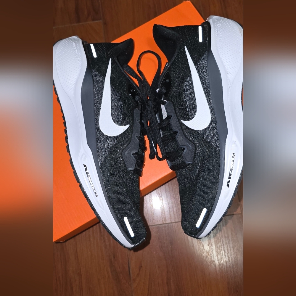 NIB Size 7.5 Nike Black and White Air Zoom Sneakers - Picture 3 of 5